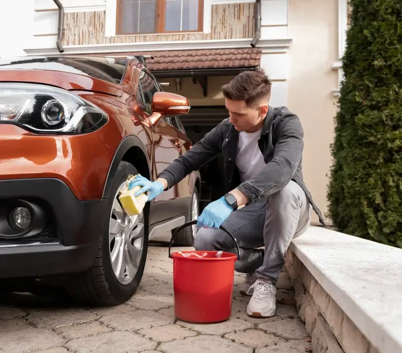 Lavage auto à domicile Saint-Julien-sur-Cher : professionnel intervenant sur un véhicule
